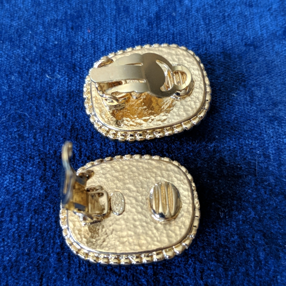 CHANEL EARRINGS - Picture 5 of 9
